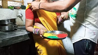HOLI Par Exciting Bhabhi ko Color Lagakar Cook-room Automobile parkland Par Khood Choda