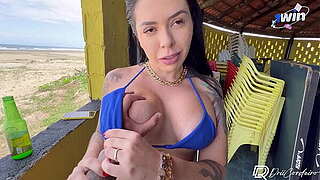 Comi a morena gostosa them um quiosque abandonado que estava na praia, safada casada ainda ganhou leitinho na boca!