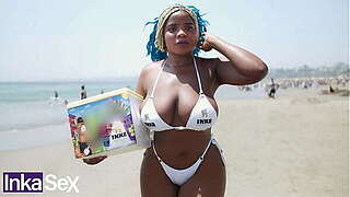 Angela colombiana &eacute_bano latin chick de enorme culo y grandes tetas es pillada en la playa por joven blanco de pene rosado