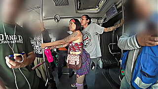 Me puse falda y una tanguita y me subi al metrobus buscando alguna VERGA PARA UN ARRIM&Oacute_N!, Comenta que linea usas y que te gustar&iacute_a encontrar