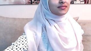 Fledgling Beautiful Biggest Bum Arab Teenage Camgirl Posing In Obverse Of The Webcam