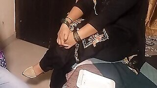 Hot Mummy In Chaachi Ko Collage Mein Pad Rahe Bhateeje Ne Chod Diya Jab Chachu Ghar Pe Nahi The