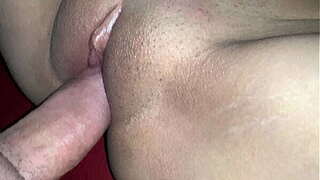 Follando chica Colombiana de Eighteen a&ntilde_os mientras estaba acostada - CREAMPIE