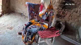 Desi hawt Bhoji'_s saree drilled on the couch tip-top Indian sex clip real desi sex hindi immodest audio
