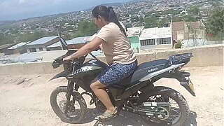 As&iacute_ le cobr&oacute_ las clases manejo de moto a Keilimar