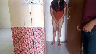 बाथरूम में चुपके से देख रहे जवान पडोसी को भाभी ने बुलाकर चूत चुदाई XXX Toilet room Sex