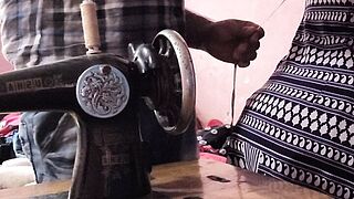 Tailor ne bhabhi ka  naap  lete lete bhabhi ko hello chod dala